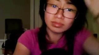 业余少女在摄像机前接受训练和钻探